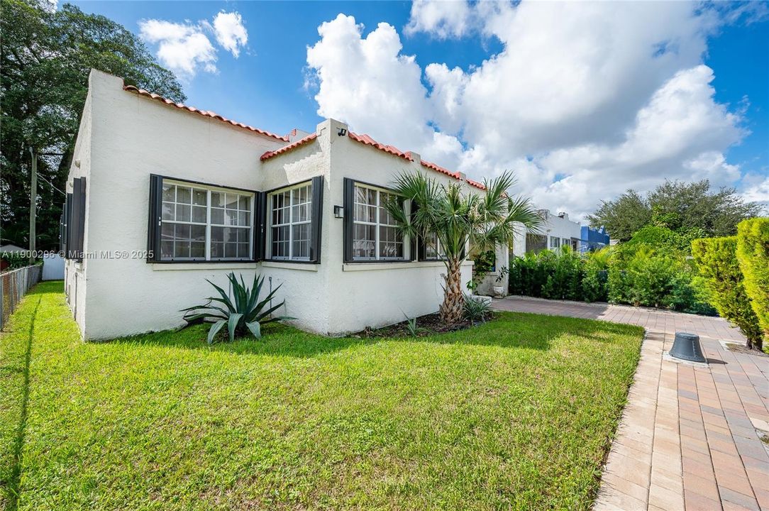 For Sale: $565,000 (2 beds, 2 baths, 1313 Square Feet)