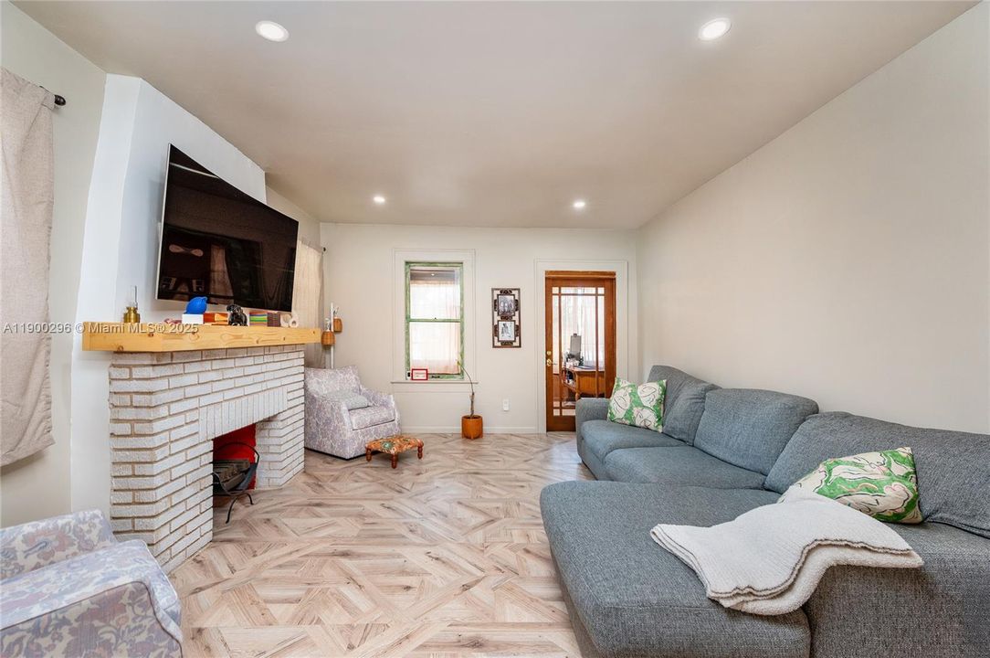 For Sale: $565,000 (2 beds, 2 baths, 1313 Square Feet)