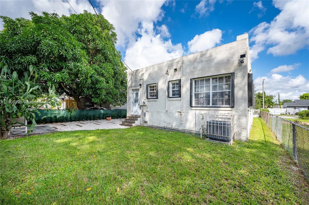 For Sale: $565,000 (2 beds, 2 baths, 1313 Square Feet)