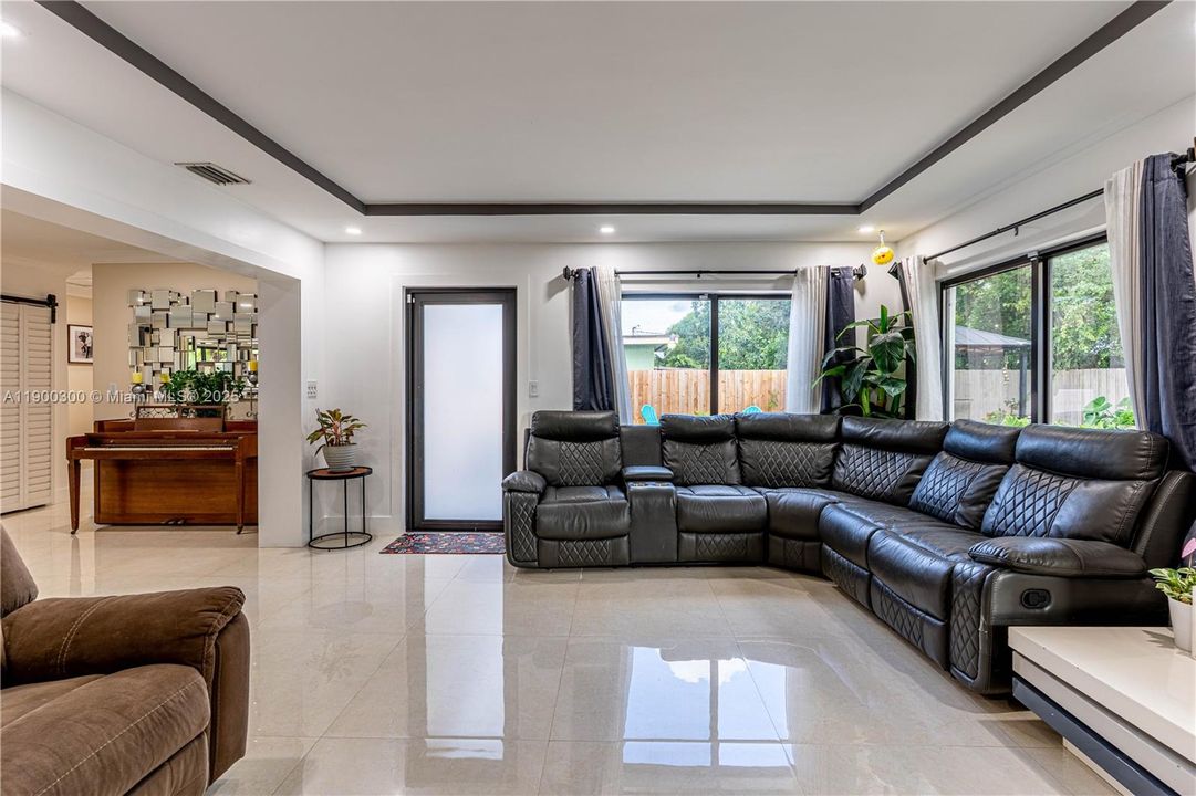 Active With Contract: $545,000 (3 beds, 1 baths, 1433 Square Feet)