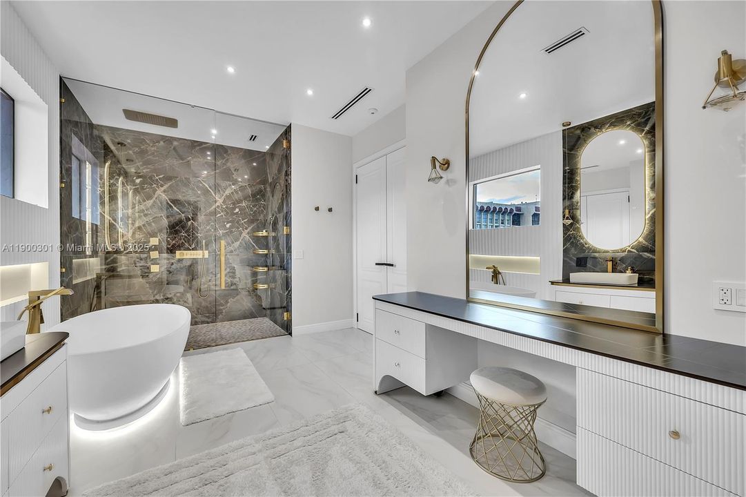 En Venta: $3,100,000 (5 camas, 4 baños, 3256 Pies cuadrados)