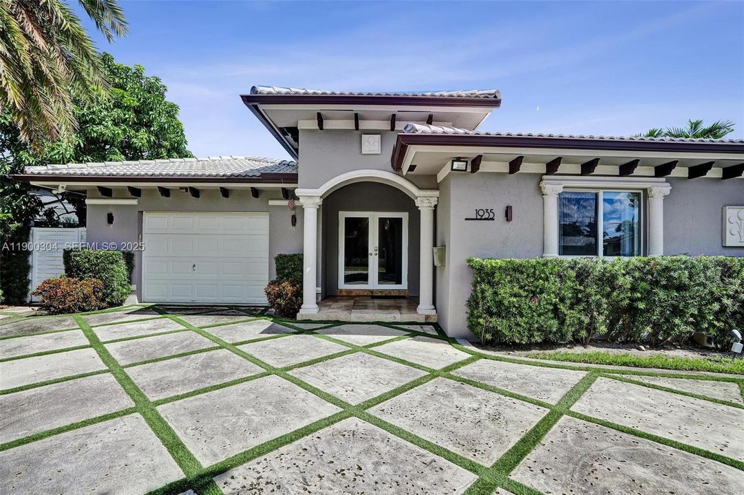 Recently Rented: $15,000 (5 beds, 4 baths, 3265 Square Feet)