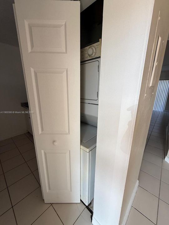 На продажу: $185,000 (2 спален, 2 ванн, 768 Квадратных фут)