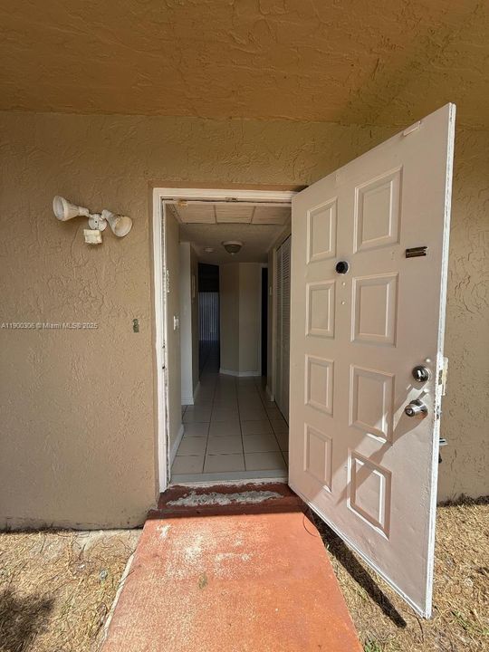 На продажу: $185,000 (2 спален, 2 ванн, 768 Квадратных фут)