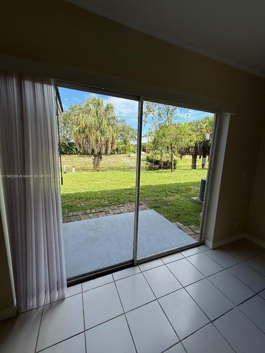 На продажу: $185,000 (2 спален, 2 ванн, 768 Квадратных фут)