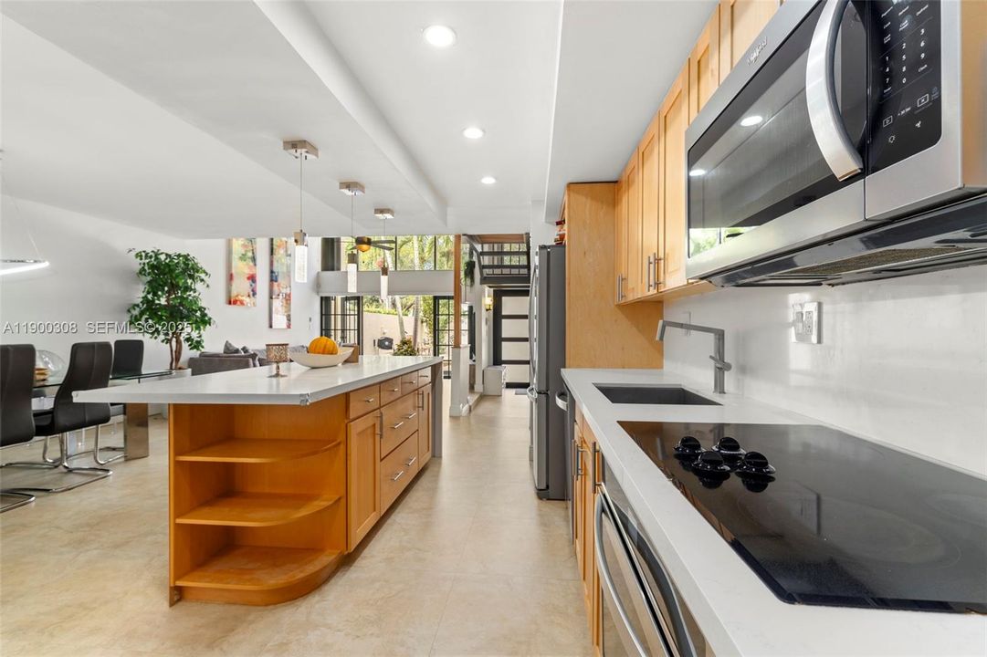 Active With Contract: $567,000 (3 beds, 2 baths, 1624 Square Feet)