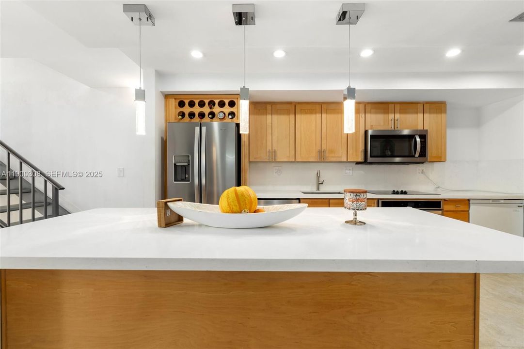 Active With Contract: $567,000 (3 beds, 2 baths, 1624 Square Feet)