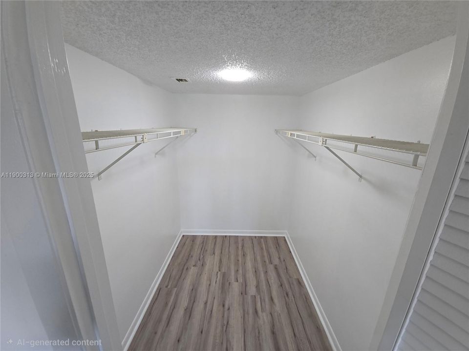 出租: $1,725 (1 贝兹, 1 浴室, 835 平方英尺)