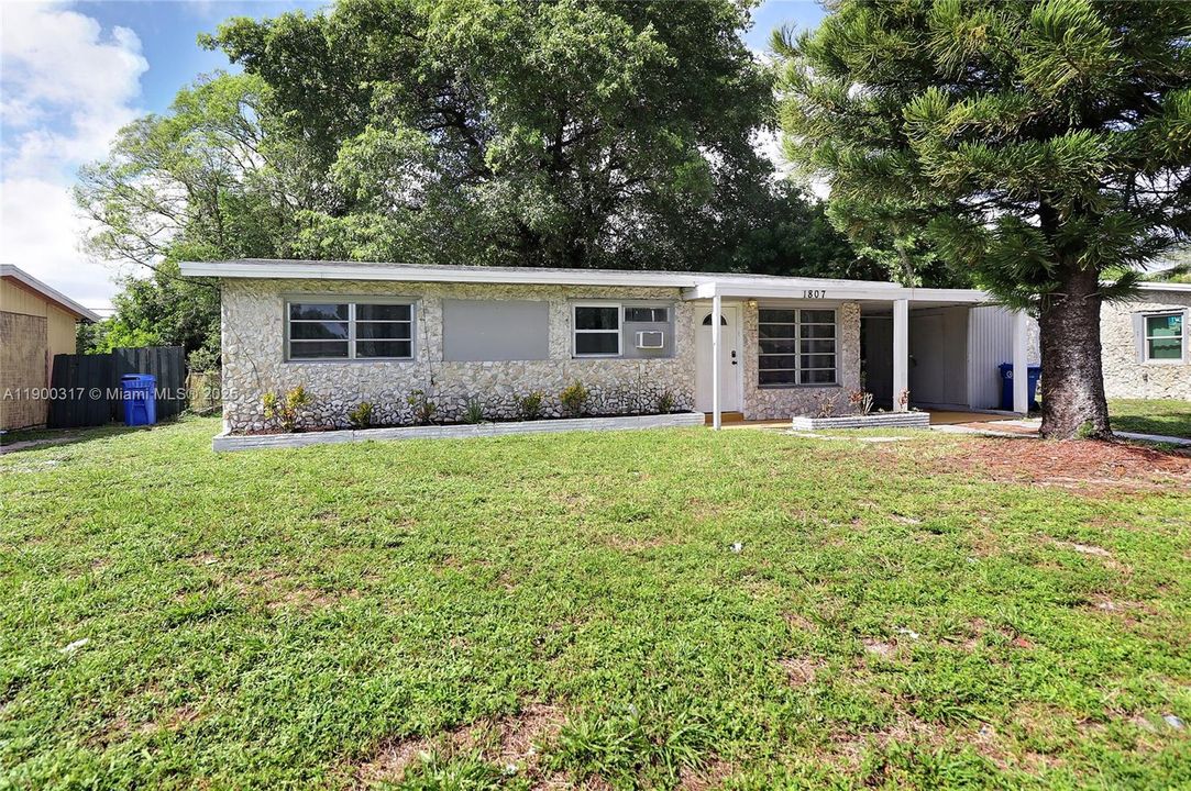 合同活跃: $348,000 (4 贝兹, 1 浴室, 1140 平方英尺)