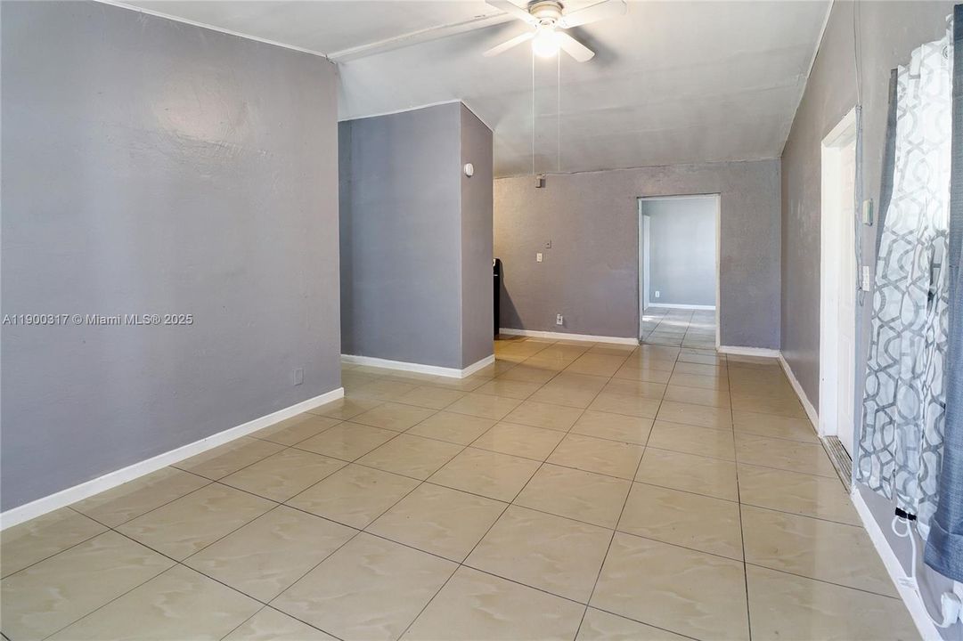 合同活跃: $348,000 (4 贝兹, 1 浴室, 1140 平方英尺)