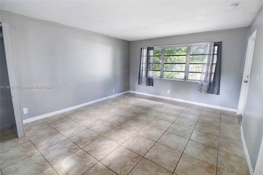 合同活跃: $348,000 (4 贝兹, 1 浴室, 1140 平方英尺)