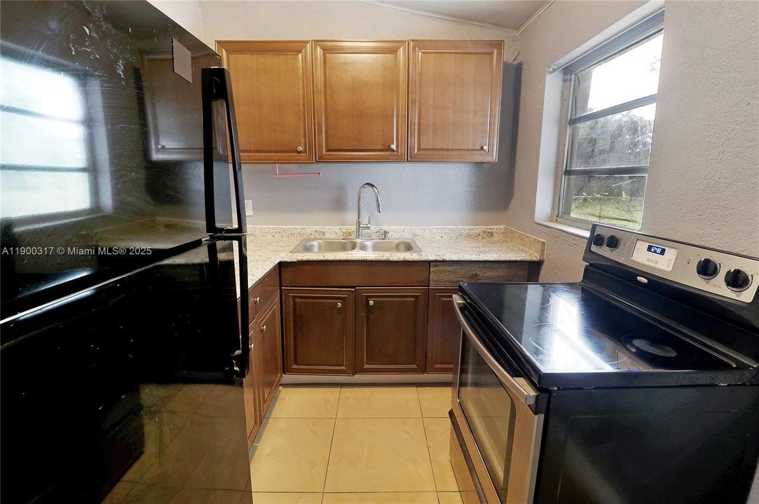 合同活跃: $348,000 (4 贝兹, 1 浴室, 1140 平方英尺)