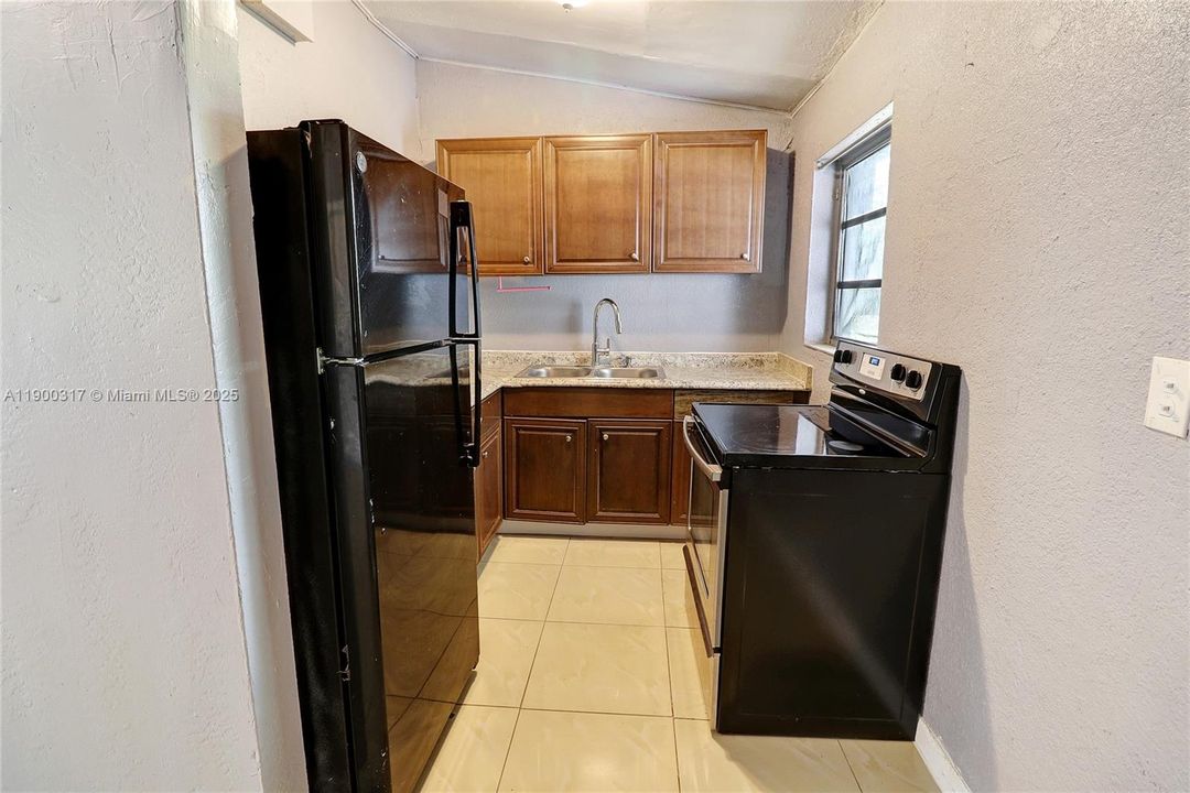 合同活跃: $348,000 (4 贝兹, 1 浴室, 1140 平方英尺)