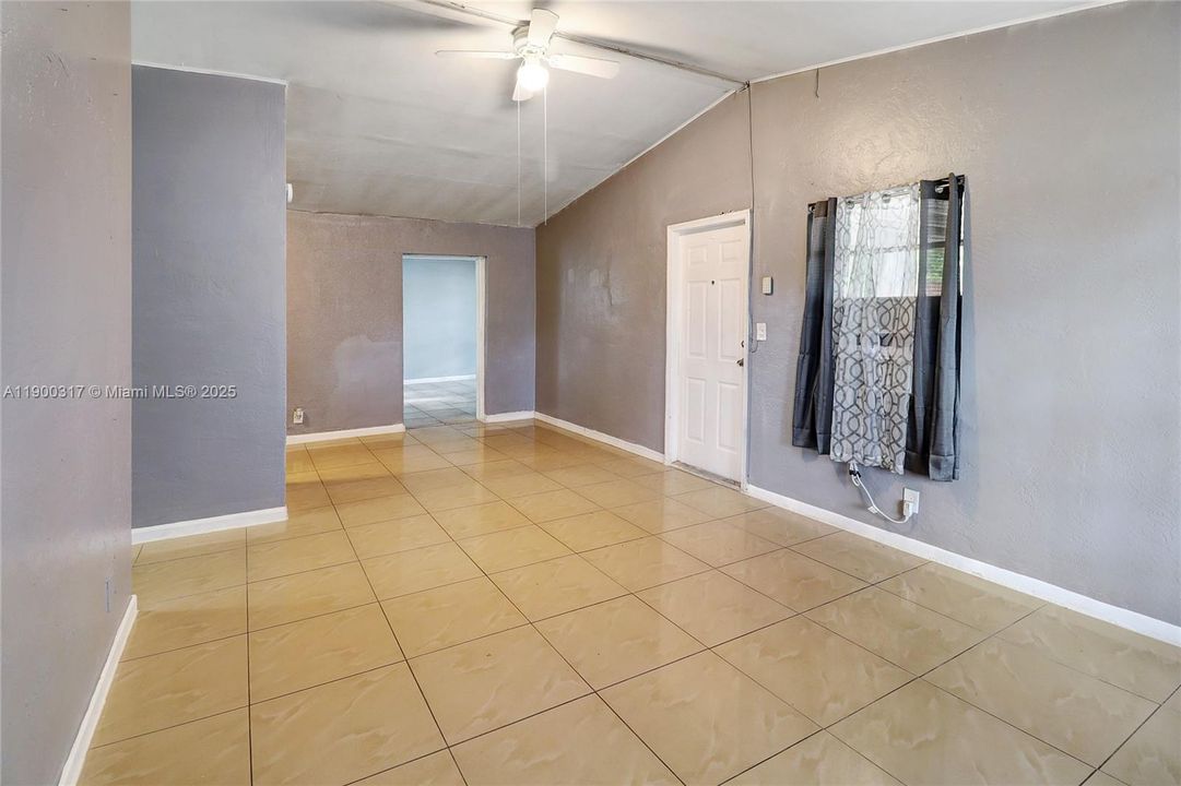 合同活跃: $348,000 (4 贝兹, 1 浴室, 1140 平方英尺)