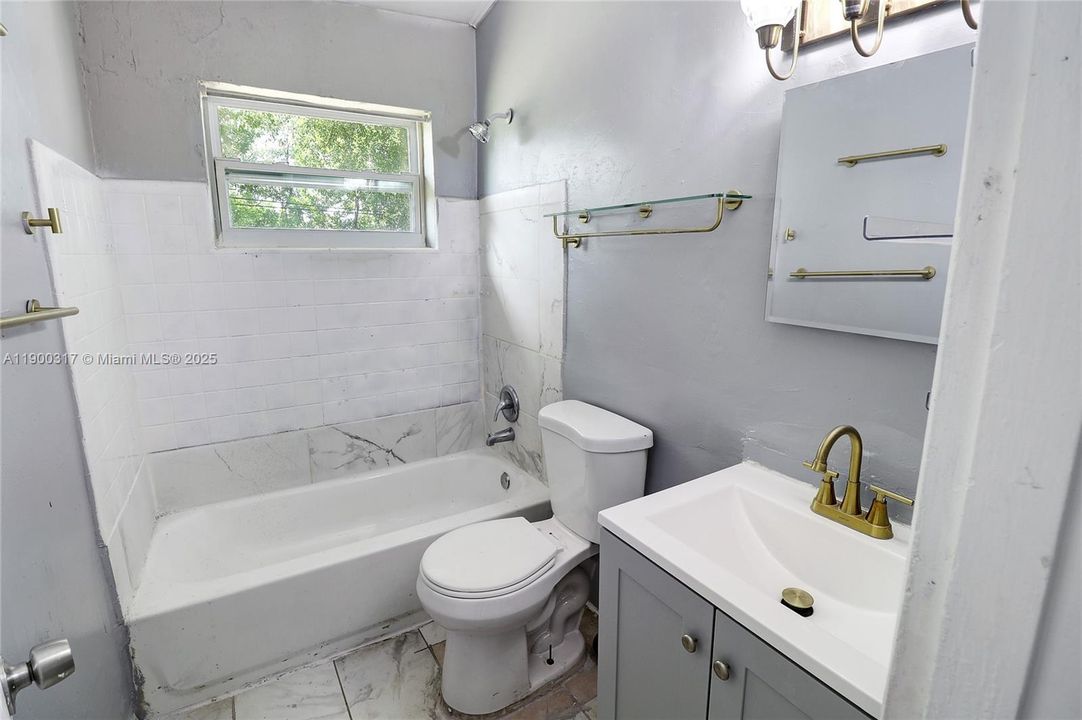 合同活跃: $348,000 (4 贝兹, 1 浴室, 1140 平方英尺)