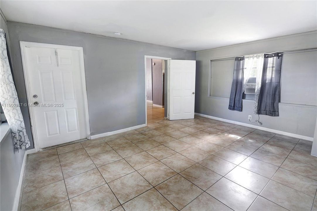 合同活跃: $348,000 (4 贝兹, 1 浴室, 1140 平方英尺)