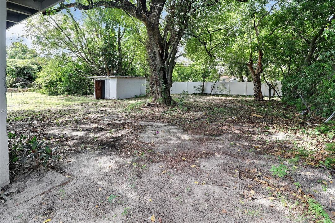 合同活跃: $348,000 (4 贝兹, 1 浴室, 1140 平方英尺)