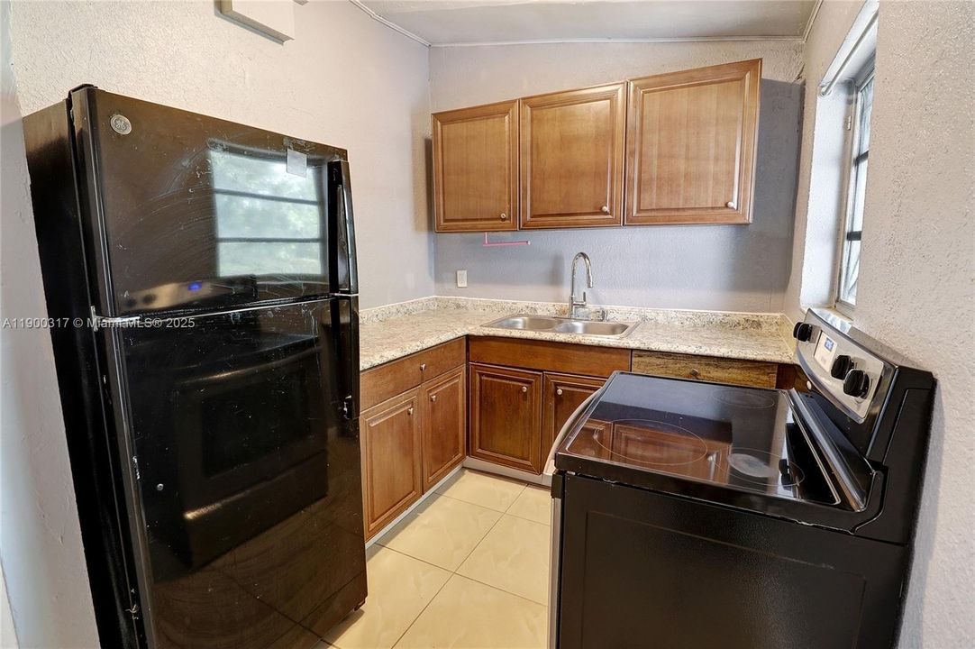 合同活跃: $348,000 (4 贝兹, 1 浴室, 1140 平方英尺)