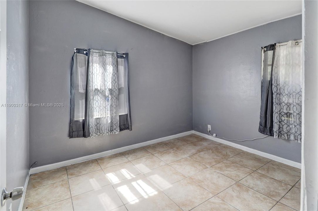 合同活跃: $348,000 (4 贝兹, 1 浴室, 1140 平方英尺)