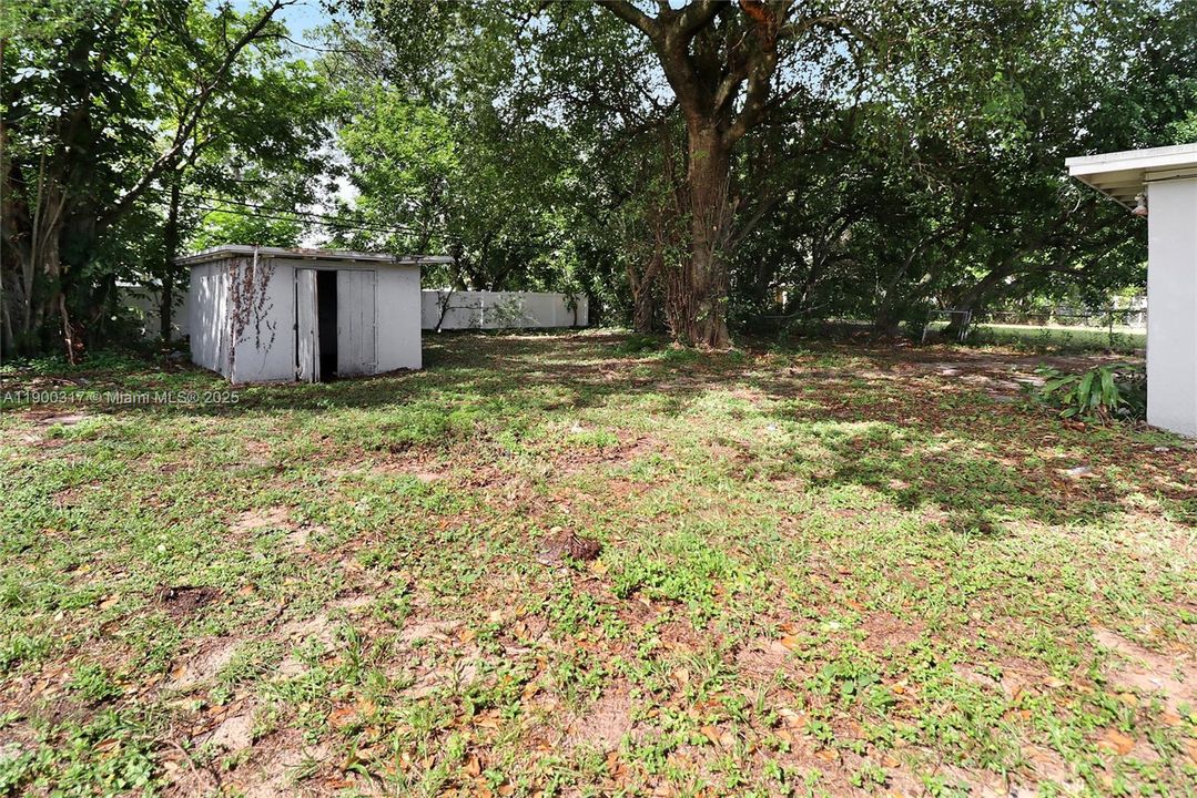 合同活跃: $348,000 (4 贝兹, 1 浴室, 1140 平方英尺)