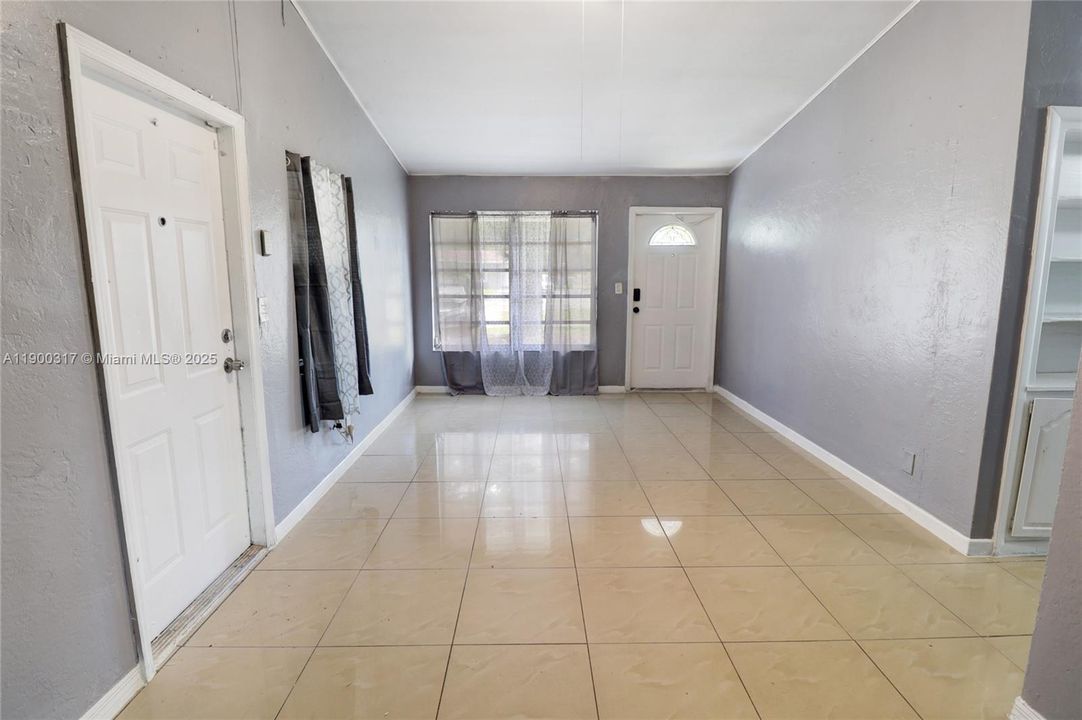 合同活跃: $348,000 (4 贝兹, 1 浴室, 1140 平方英尺)