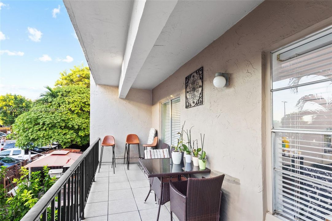 For Sale: $260,000 (2 beds, 2 baths, 996 Square Feet)