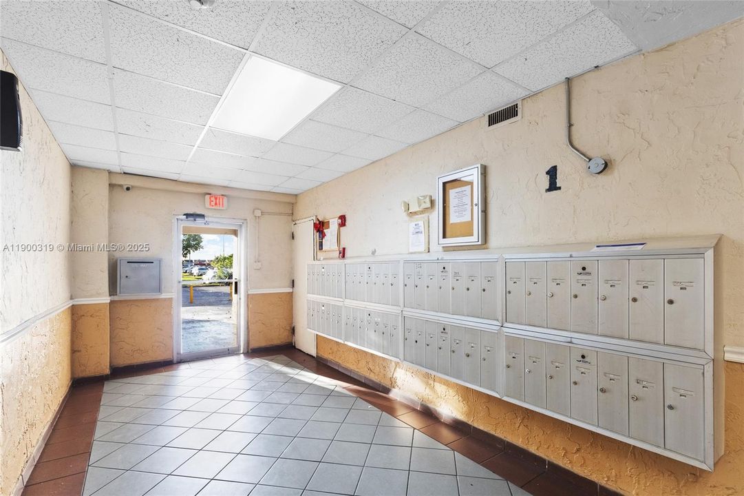 For Sale: $260,000 (2 beds, 2 baths, 996 Square Feet)