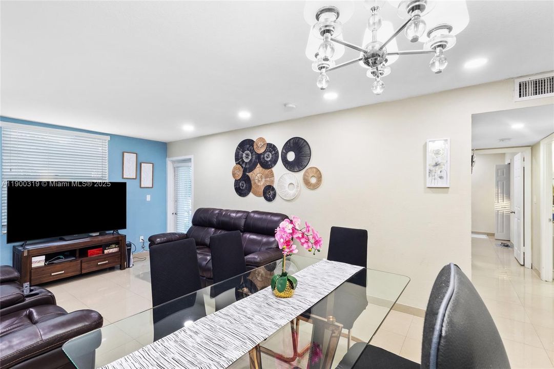 For Sale: $260,000 (2 beds, 2 baths, 996 Square Feet)