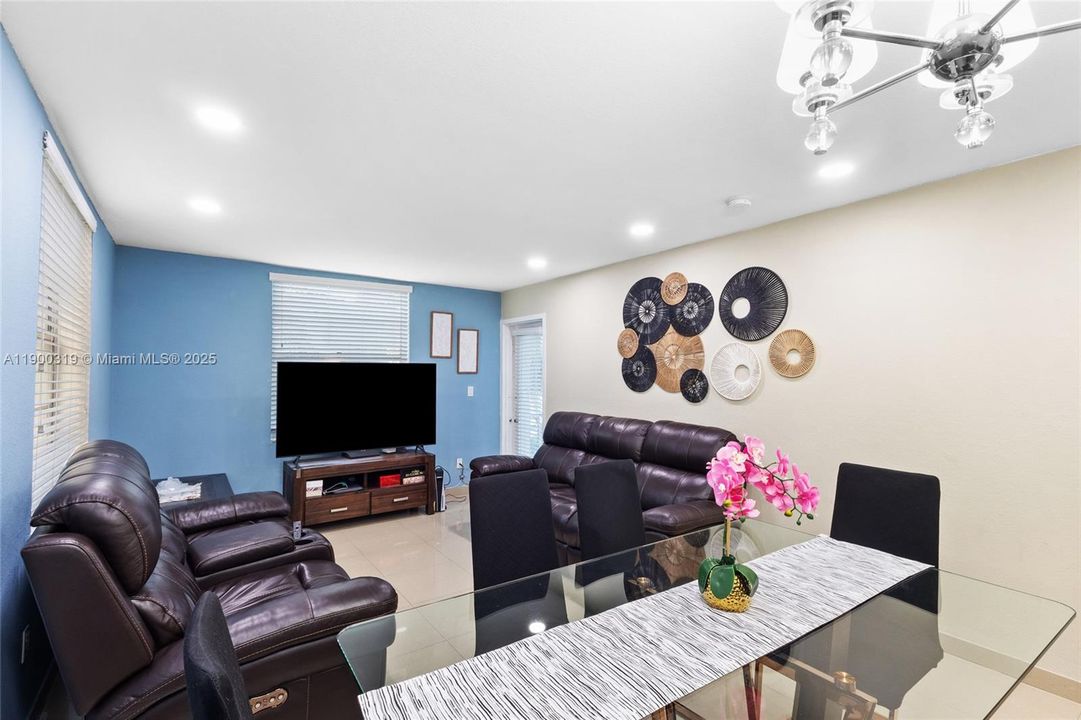 For Sale: $260,000 (2 beds, 2 baths, 996 Square Feet)