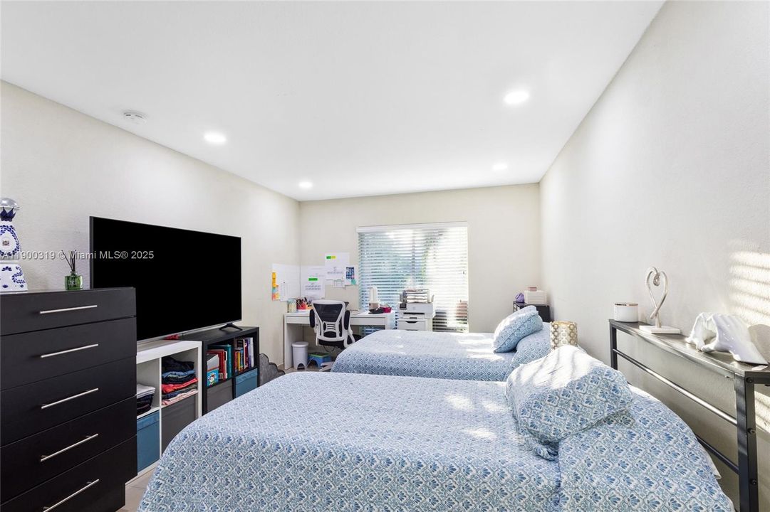 For Sale: $260,000 (2 beds, 2 baths, 996 Square Feet)