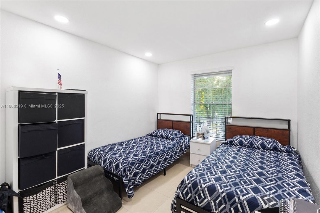 For Sale: $260,000 (2 beds, 2 baths, 996 Square Feet)