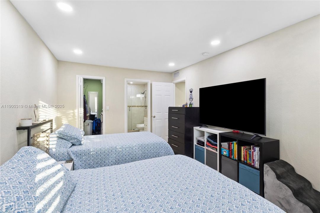 For Sale: $260,000 (2 beds, 2 baths, 996 Square Feet)