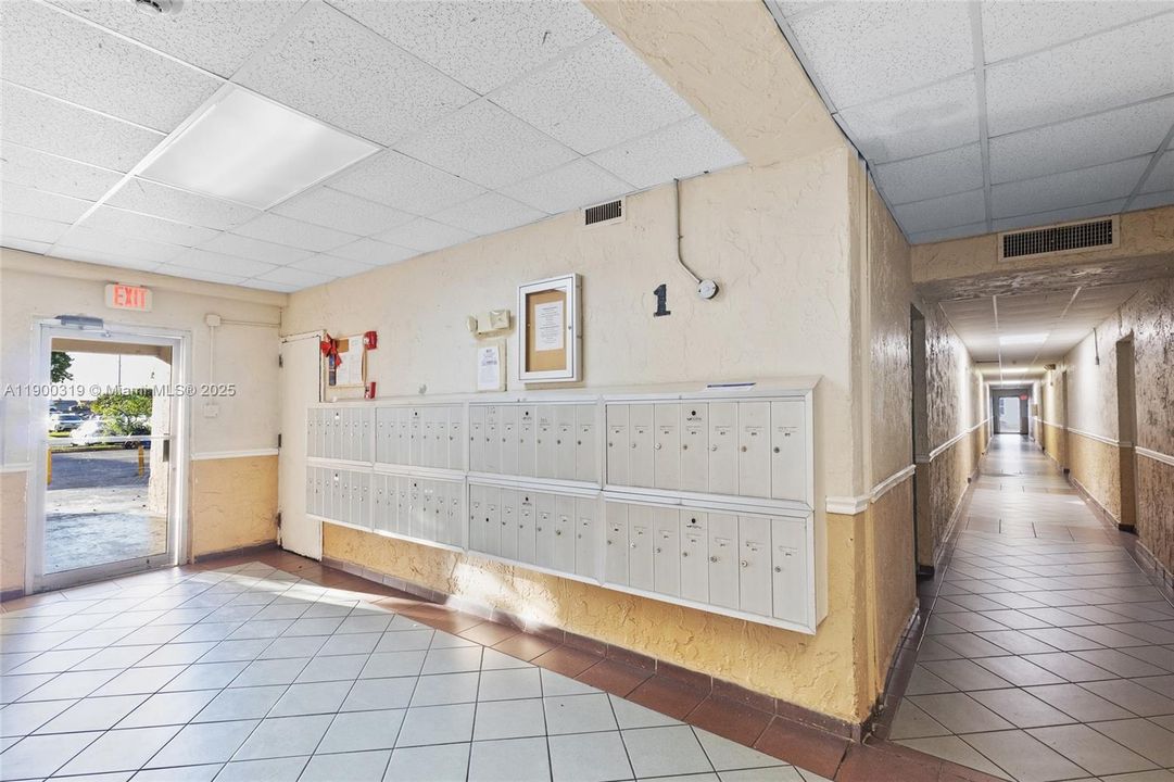 For Sale: $260,000 (2 beds, 2 baths, 996 Square Feet)