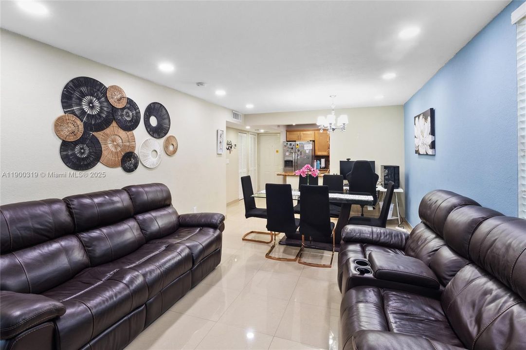 For Sale: $260,000 (2 beds, 2 baths, 996 Square Feet)