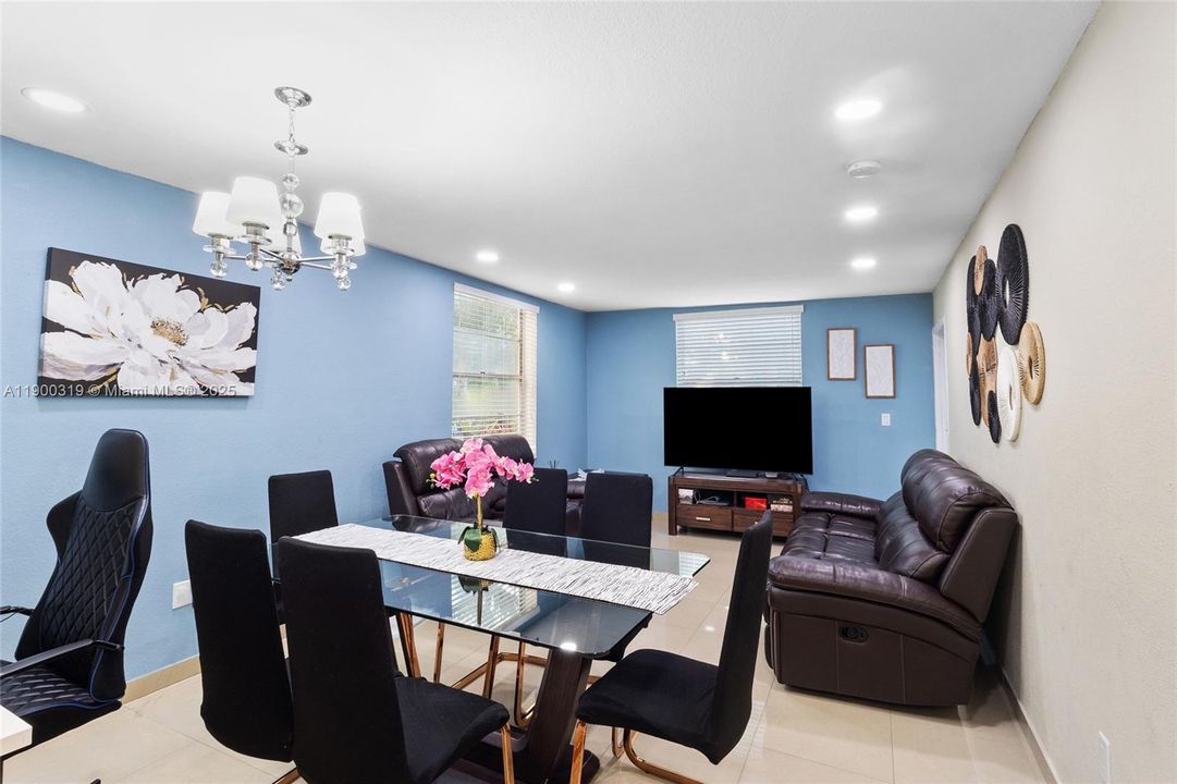 For Sale: $260,000 (2 beds, 2 baths, 996 Square Feet)