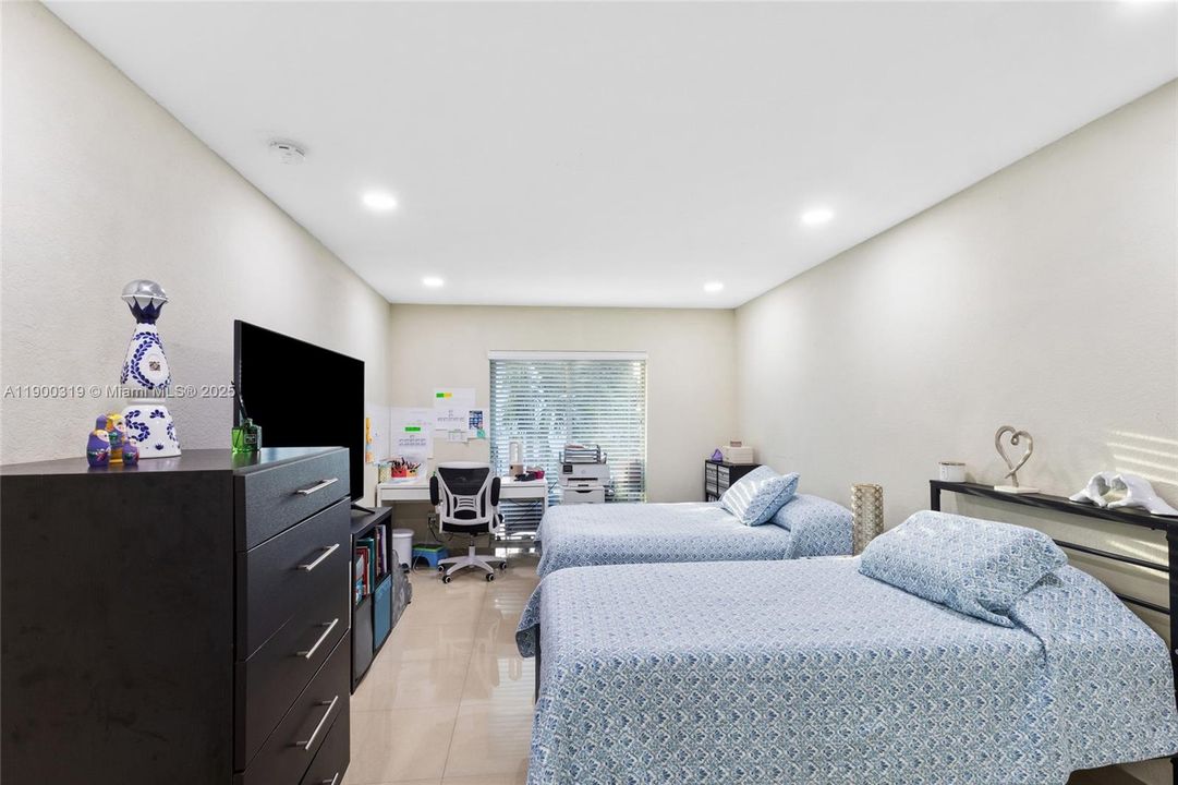 For Sale: $260,000 (2 beds, 2 baths, 996 Square Feet)