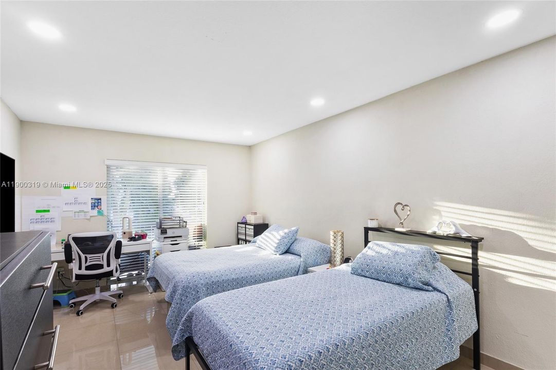 For Sale: $260,000 (2 beds, 2 baths, 996 Square Feet)