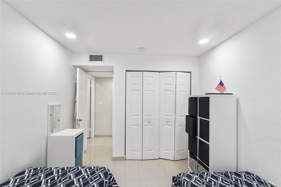 For Sale: $260,000 (2 beds, 2 baths, 996 Square Feet)