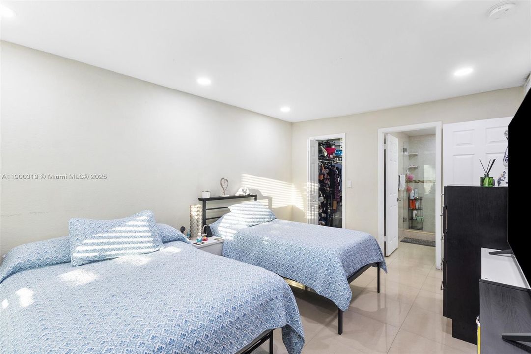 For Sale: $260,000 (2 beds, 2 baths, 996 Square Feet)