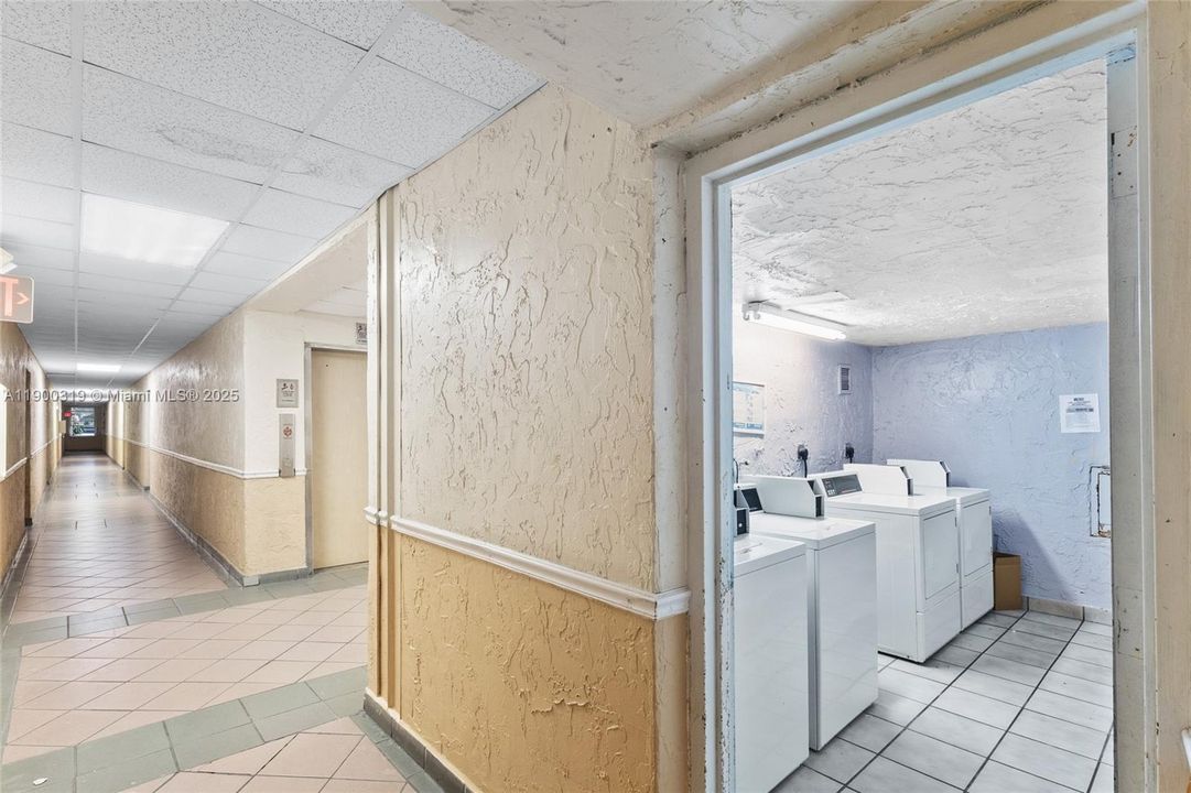 For Sale: $260,000 (2 beds, 2 baths, 996 Square Feet)