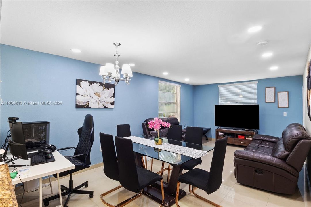 For Sale: $260,000 (2 beds, 2 baths, 996 Square Feet)