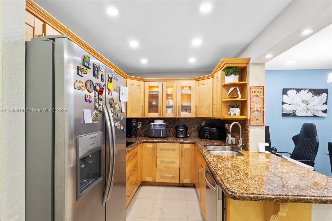 For Sale: $260,000 (2 beds, 2 baths, 996 Square Feet)