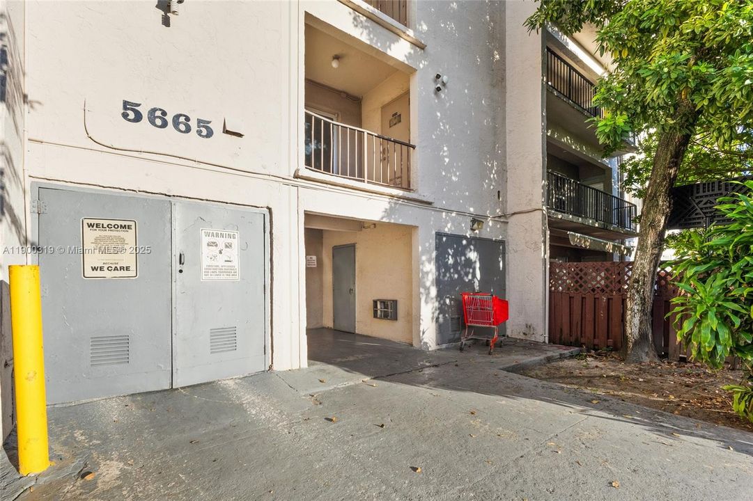 For Sale: $260,000 (2 beds, 2 baths, 996 Square Feet)