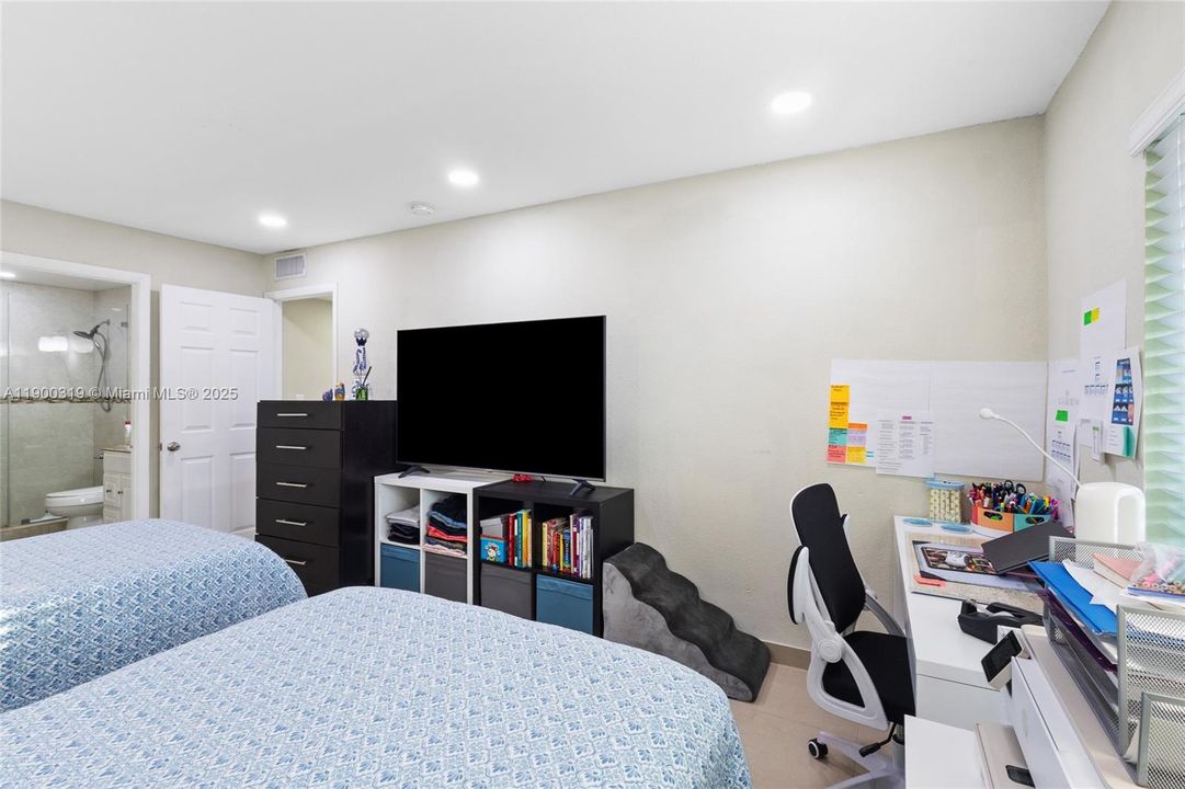 For Sale: $260,000 (2 beds, 2 baths, 996 Square Feet)