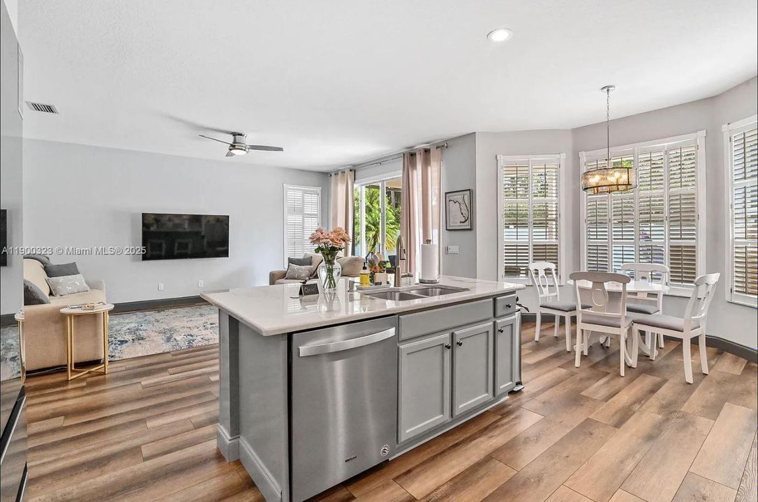 For Sale: $750,000 (6 beds, 4 baths, 3338 Square Feet)