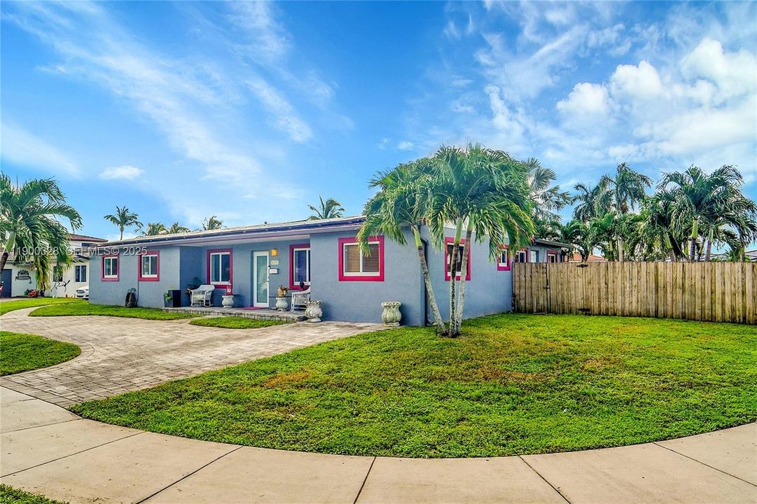 For Sale: $715,000 (3 beds, 2 baths, 1737 Square Feet)