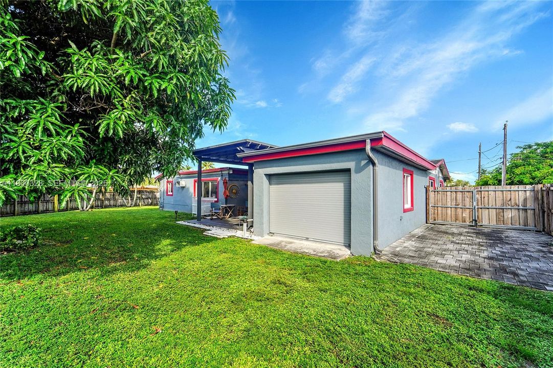 For Sale: $715,000 (3 beds, 2 baths, 1737 Square Feet)