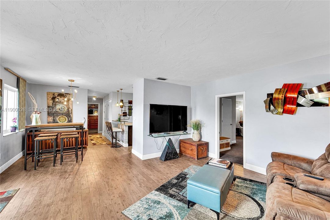 For Sale: $715,000 (3 beds, 2 baths, 1737 Square Feet)