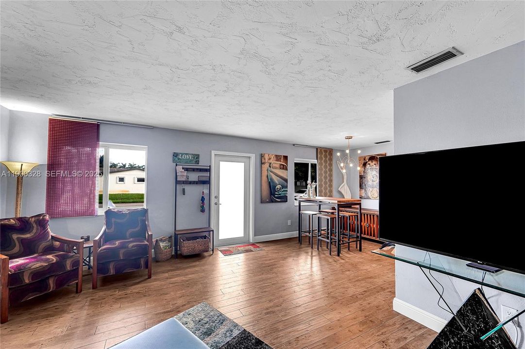 For Sale: $715,000 (3 beds, 2 baths, 1737 Square Feet)