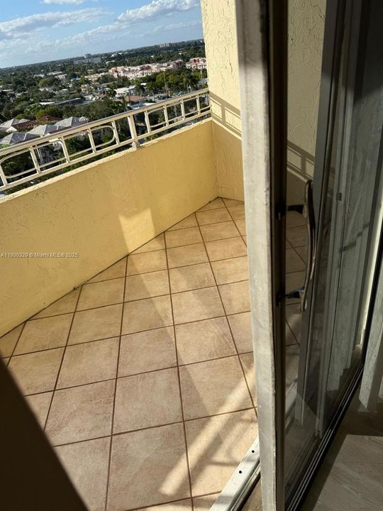 For Rent: $1,700 (1 beds, 1 baths, 690 Square Feet)